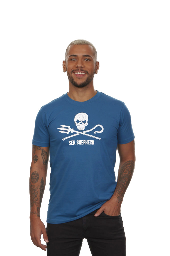 Ao escolher esta Camisa Unissex Azul Jolly Roger Frontal - 100% algodão, você está doando o valor de R$ 89,00 para as ações da Sea Shepherd Brasil.

Agradecemos seu apoio!