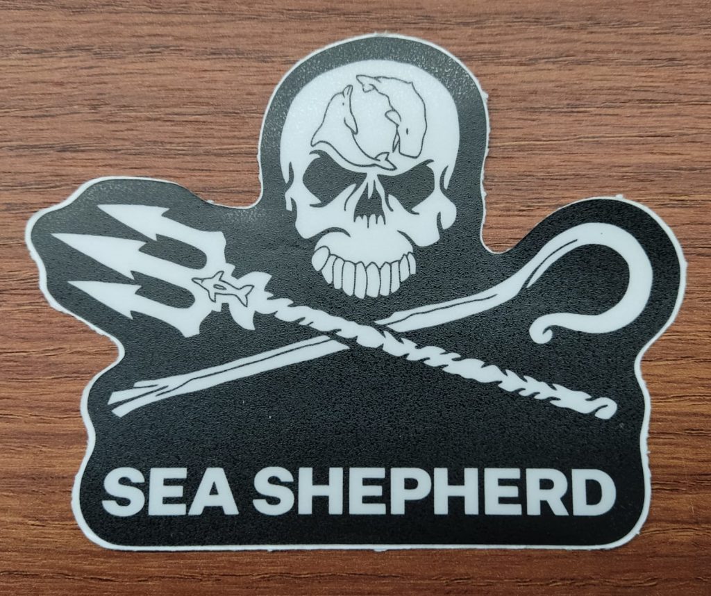 Ajude a defender a vida selvagem nos oceanos escolhendo nosso
Adesivo Sea Shepherd Fundo Preto 
Adesivo tamanho 12cm X 9cm 